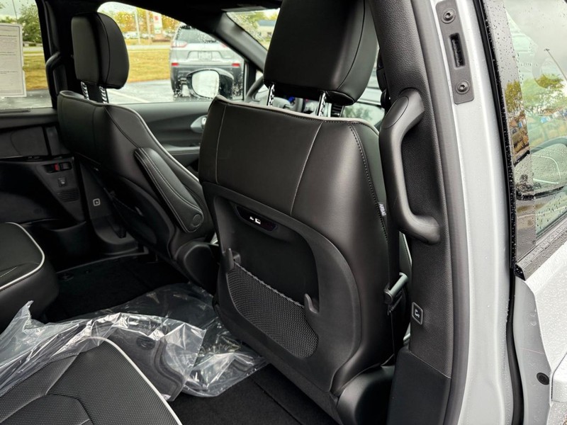 Chrysler Pacifica Vehicle Full-screen Gallery Image 13