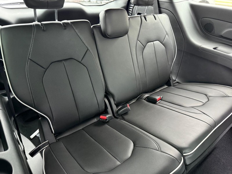 Chrysler Pacifica Vehicle Full-screen Gallery Image 14