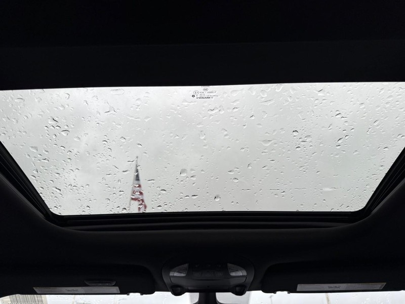 Chrysler Pacifica Vehicle Full-screen Gallery Image 15