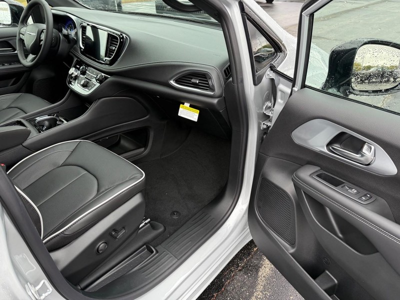 Chrysler Pacifica Vehicle Full-screen Gallery Image 18