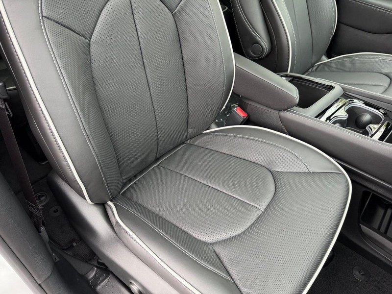 Chrysler Pacifica Vehicle Full-screen Gallery Image 19