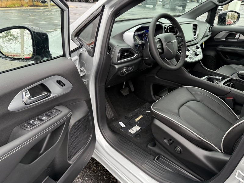 Chrysler Pacifica Vehicle Full-screen Gallery Image 20