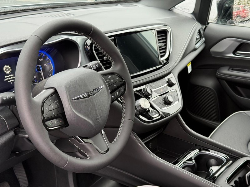 Chrysler Pacifica Vehicle Full-screen Gallery Image 22