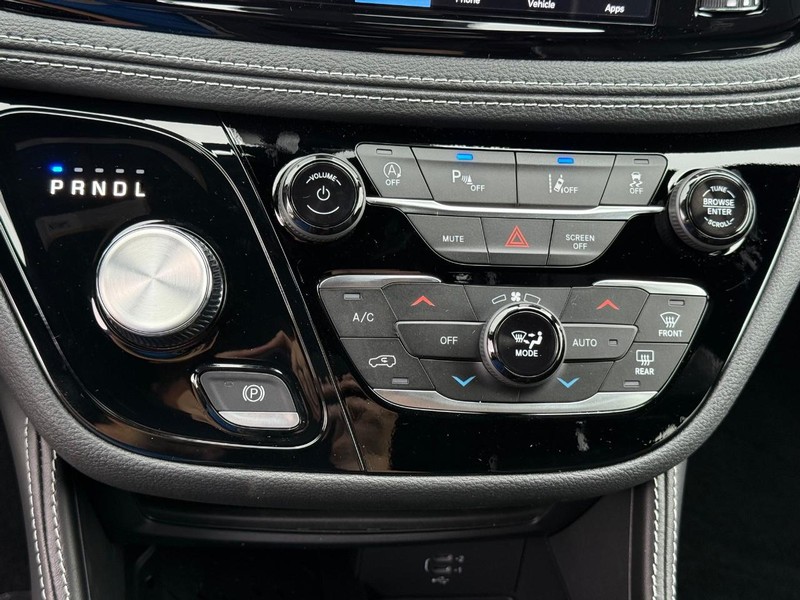 Chrysler Pacifica Vehicle Full-screen Gallery Image 28