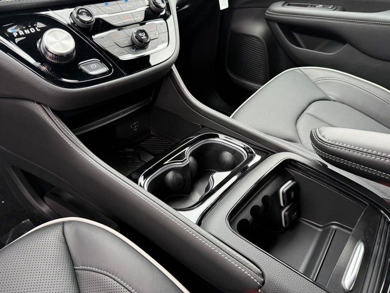 Chrysler Pacifica Vehicle Full-screen Gallery Image 29