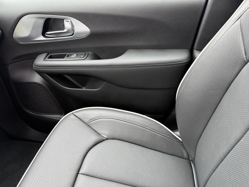 Chrysler Pacifica Vehicle Full-screen Gallery Image 30