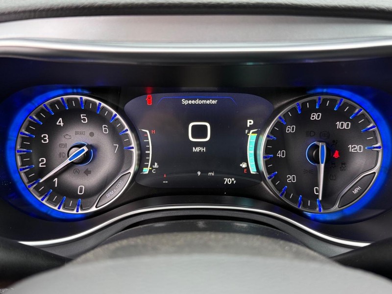 Chrysler Pacifica Vehicle Full-screen Gallery Image 31