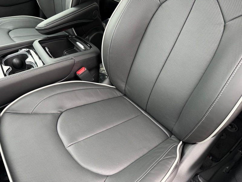 Chrysler Pacifica Vehicle Full-screen Gallery Image 33