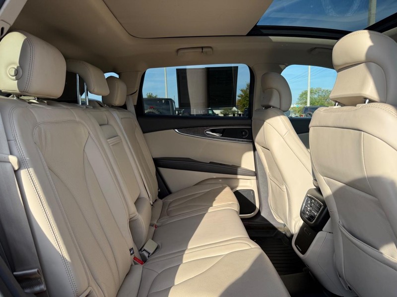 Lincoln MKX Vehicle Full-screen Gallery Image 11