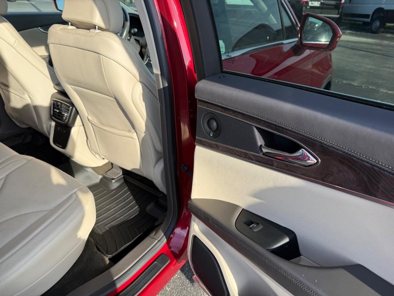 Lincoln MKX Vehicle Full-screen Gallery Image 12