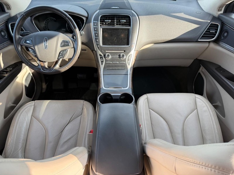 Lincoln MKX Vehicle Full-screen Gallery Image 14