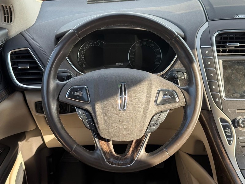 Lincoln MKX Vehicle Full-screen Gallery Image 15