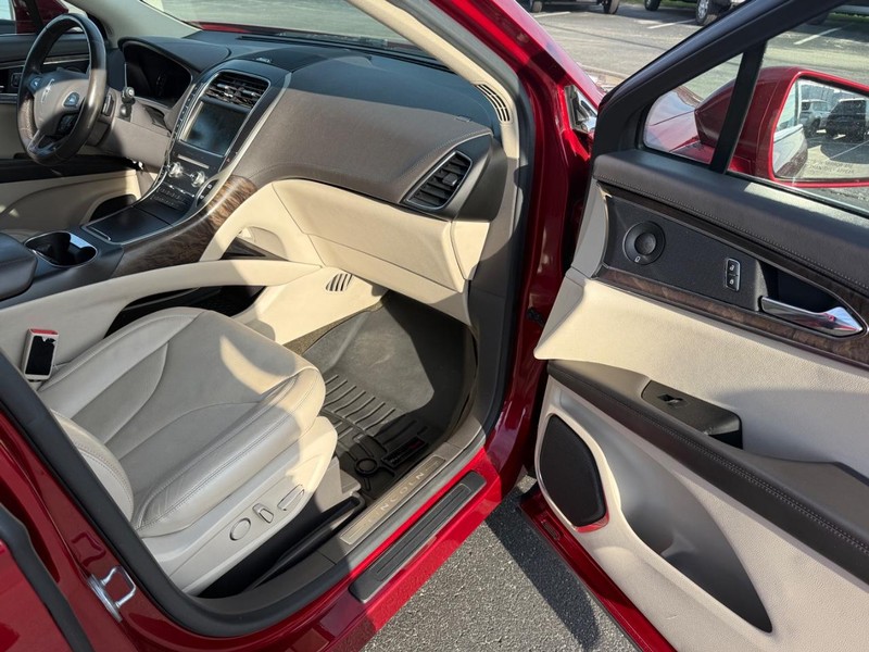 Lincoln MKX Vehicle Full-screen Gallery Image 16