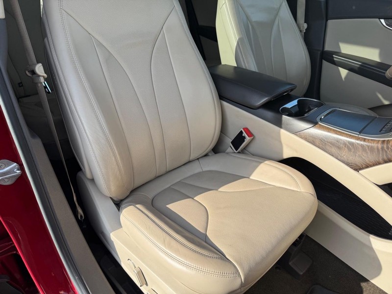 Lincoln MKX Vehicle Full-screen Gallery Image 17