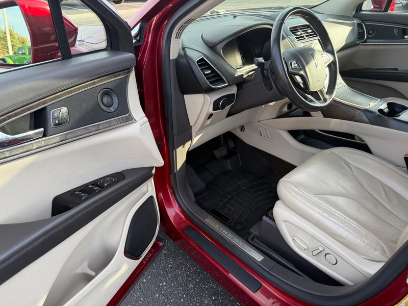 Lincoln MKX Vehicle Full-screen Gallery Image 18