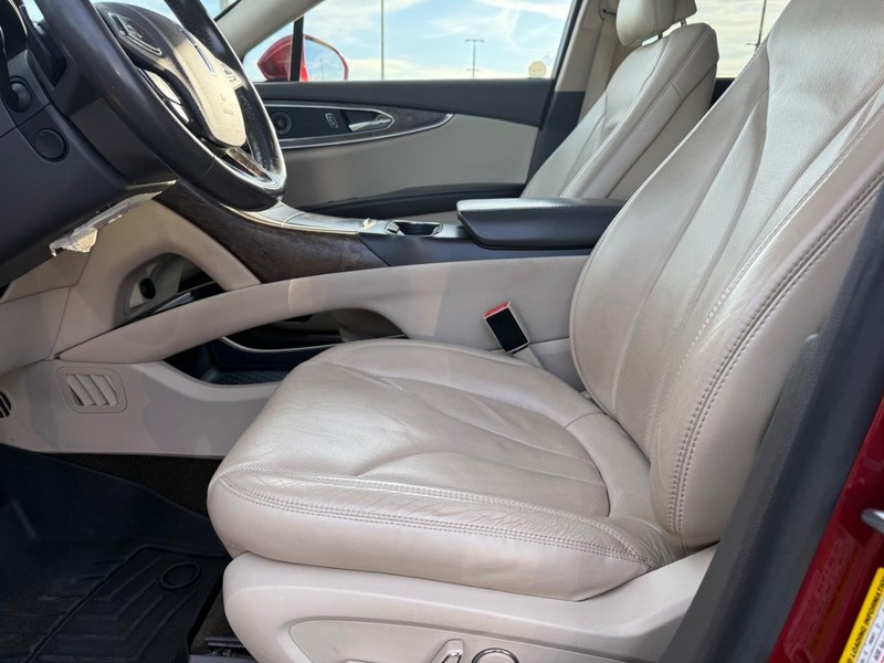 Lincoln MKX Vehicle Full-screen Gallery Image 19