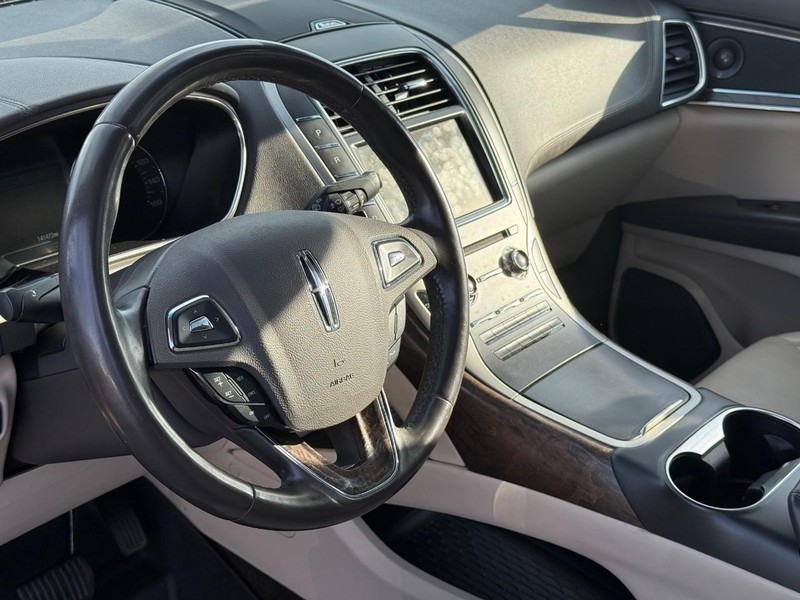 Lincoln MKX Vehicle Full-screen Gallery Image 20