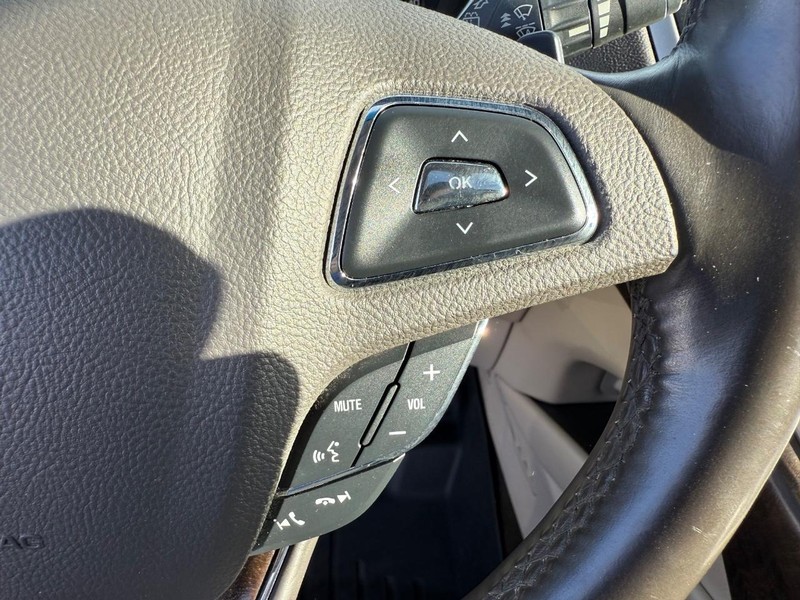 Lincoln MKX Vehicle Full-screen Gallery Image 22