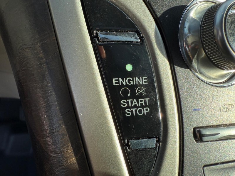 Lincoln MKX Vehicle Full-screen Gallery Image 23