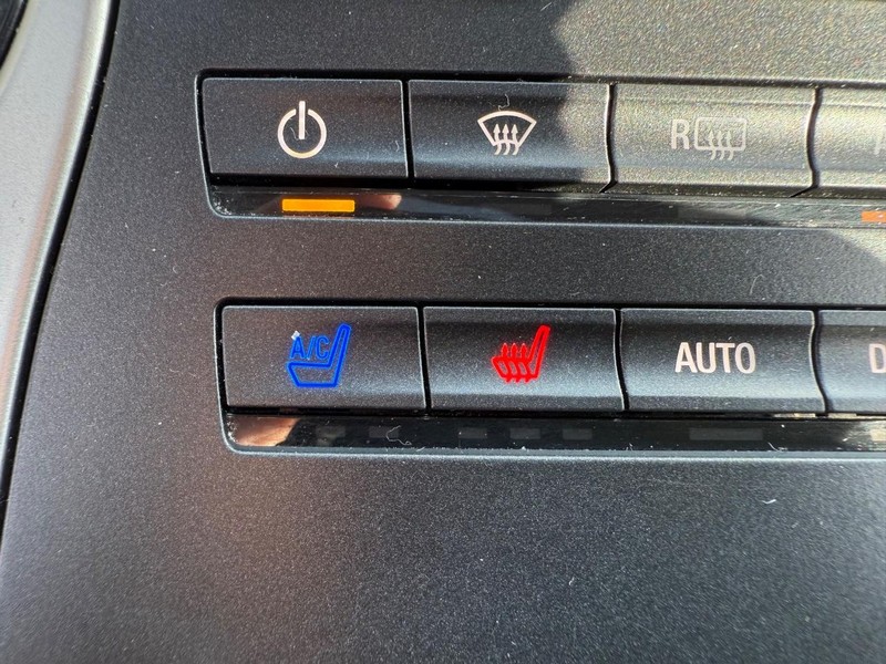 Lincoln MKX Vehicle Full-screen Gallery Image 24