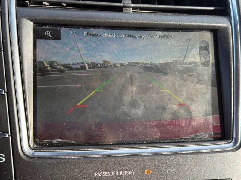 Lincoln MKX Vehicle Full-screen Gallery Image 26