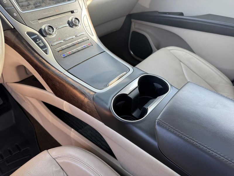 Lincoln MKX Vehicle Full-screen Gallery Image 28