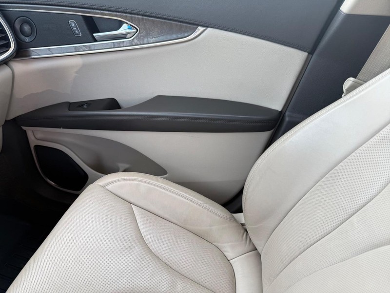 Lincoln MKX Vehicle Full-screen Gallery Image 29