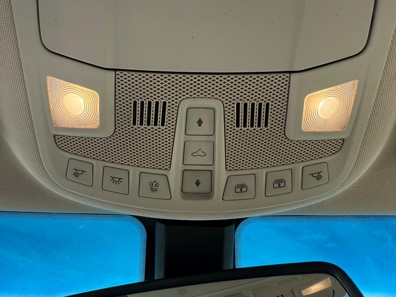 Lincoln MKX Vehicle Full-screen Gallery Image 30