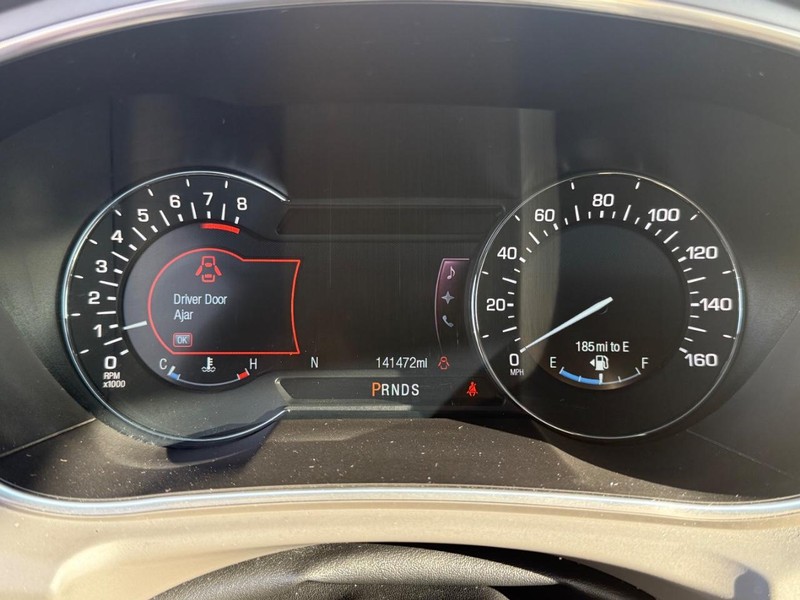 Lincoln MKX Vehicle Full-screen Gallery Image 31