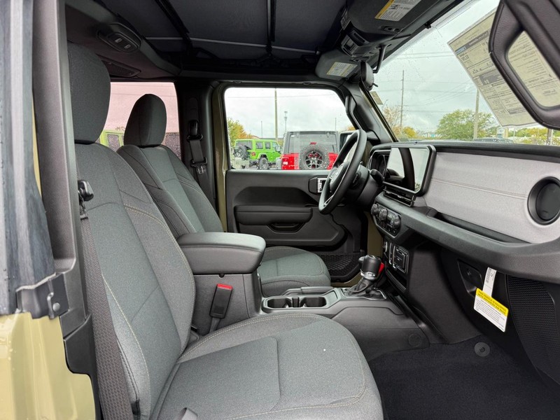 Jeep Wrangler Vehicle Full-screen Gallery Image 11