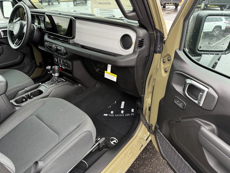 Jeep Wrangler Vehicle Full-screen Gallery Image 12