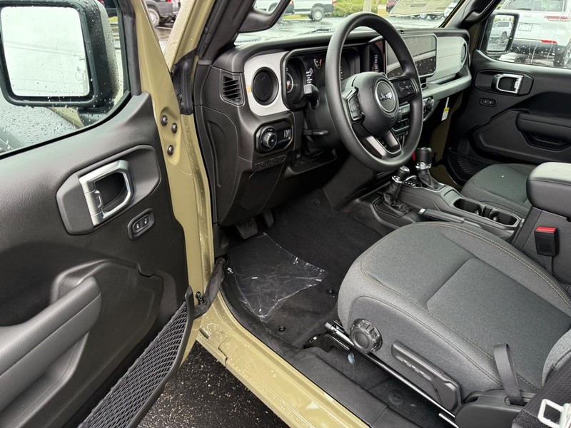 Jeep Wrangler Vehicle Full-screen Gallery Image 15