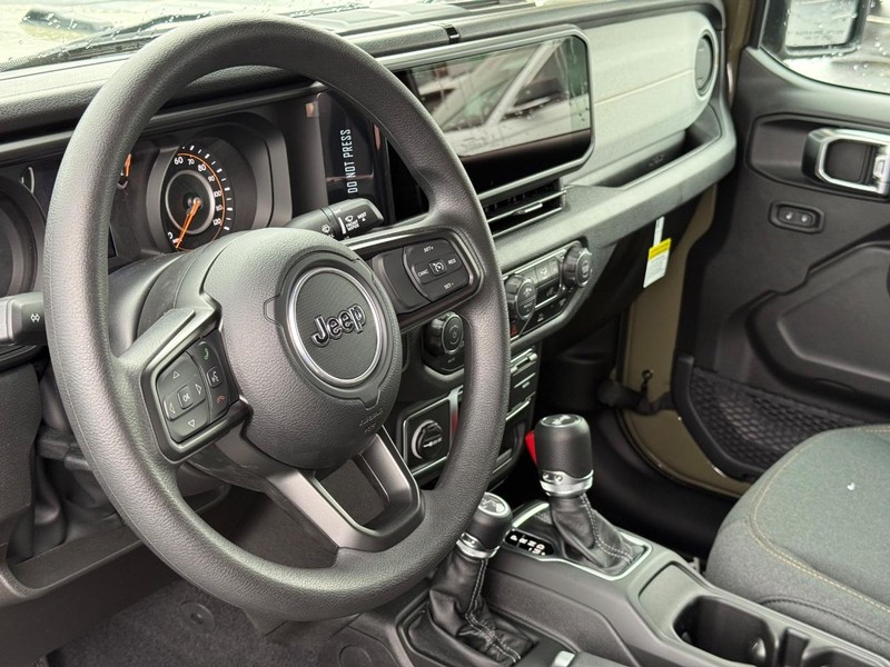 Jeep Wrangler Vehicle Full-screen Gallery Image 17