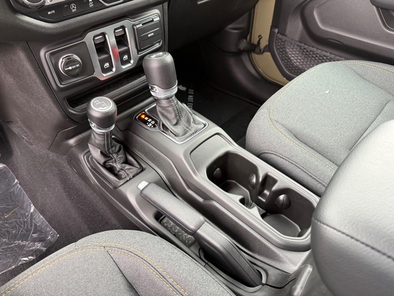 Jeep Wrangler Vehicle Full-screen Gallery Image 24