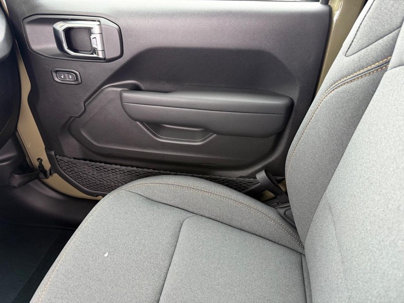 Jeep Wrangler Vehicle Full-screen Gallery Image 25