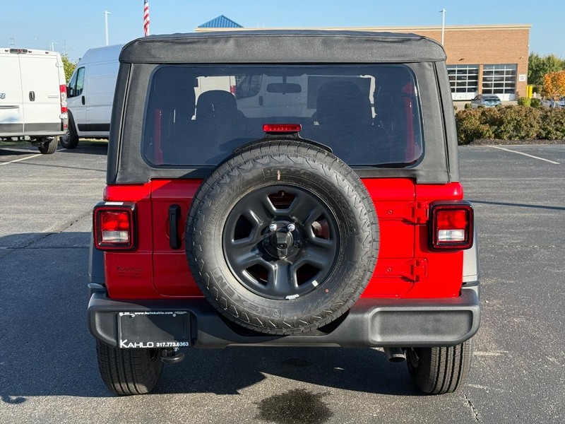 Jeep Wrangler Vehicle Full-screen Gallery Image 4