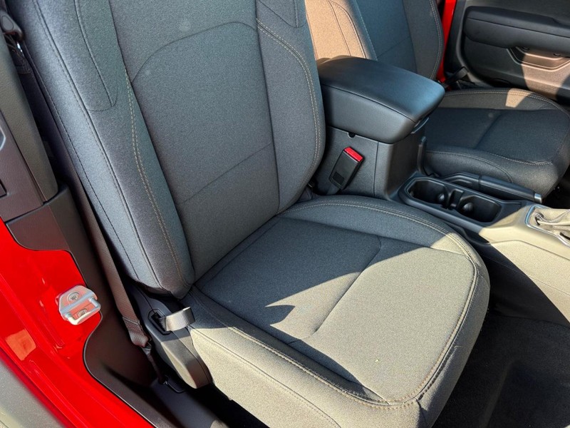 Jeep Wrangler Vehicle Full-screen Gallery Image 13