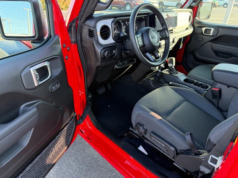 Jeep Wrangler Vehicle Full-screen Gallery Image 14