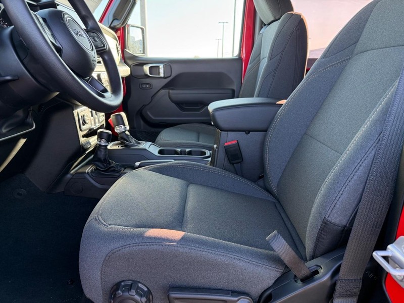 Jeep Wrangler Vehicle Full-screen Gallery Image 15