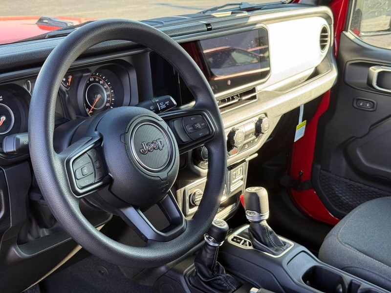 Jeep Wrangler Vehicle Full-screen Gallery Image 16