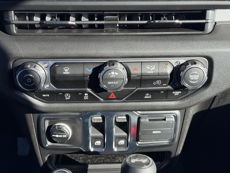 Jeep Wrangler Vehicle Full-screen Gallery Image 22