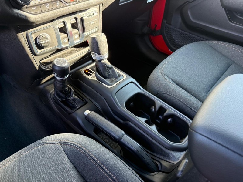 Jeep Wrangler Vehicle Full-screen Gallery Image 23