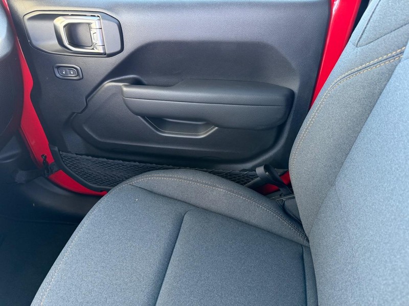 Jeep Wrangler Vehicle Full-screen Gallery Image 24