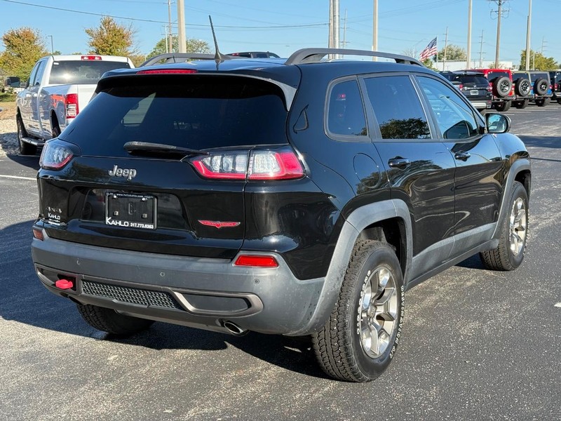 Jeep Cherokee Vehicle Full-screen Gallery Image 03