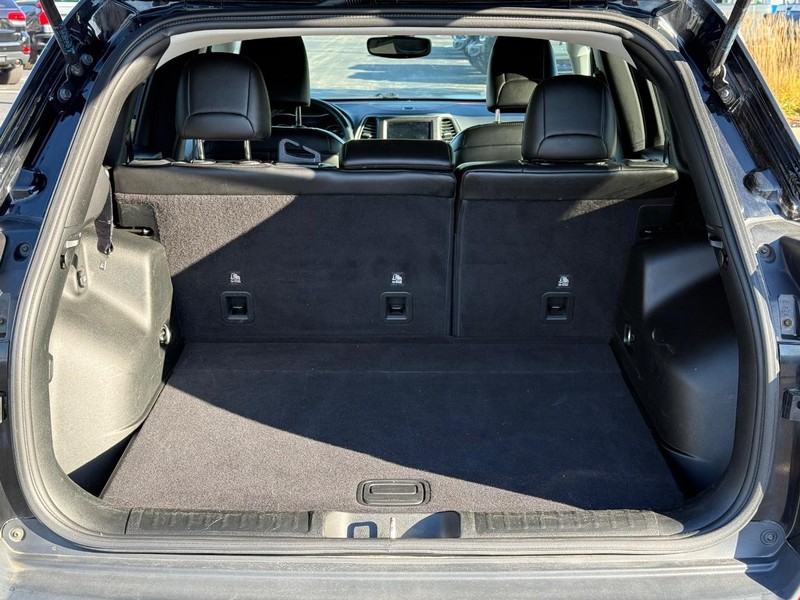 Jeep Cherokee Vehicle Full-screen Gallery Image 07