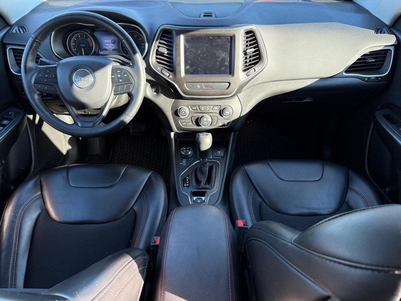 Jeep Cherokee Vehicle Full-screen Gallery Image 12