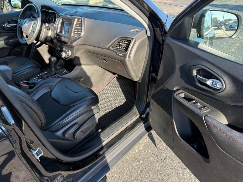 Jeep Cherokee Vehicle Full-screen Gallery Image 14