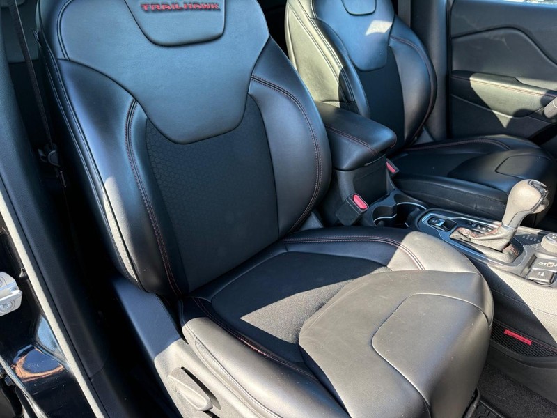 Jeep Cherokee Vehicle Full-screen Gallery Image 15