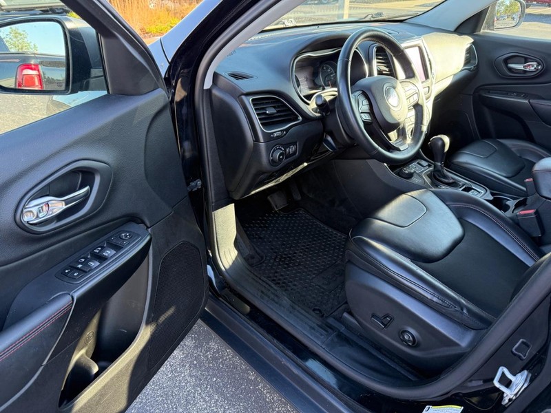 Jeep Cherokee Vehicle Full-screen Gallery Image 16