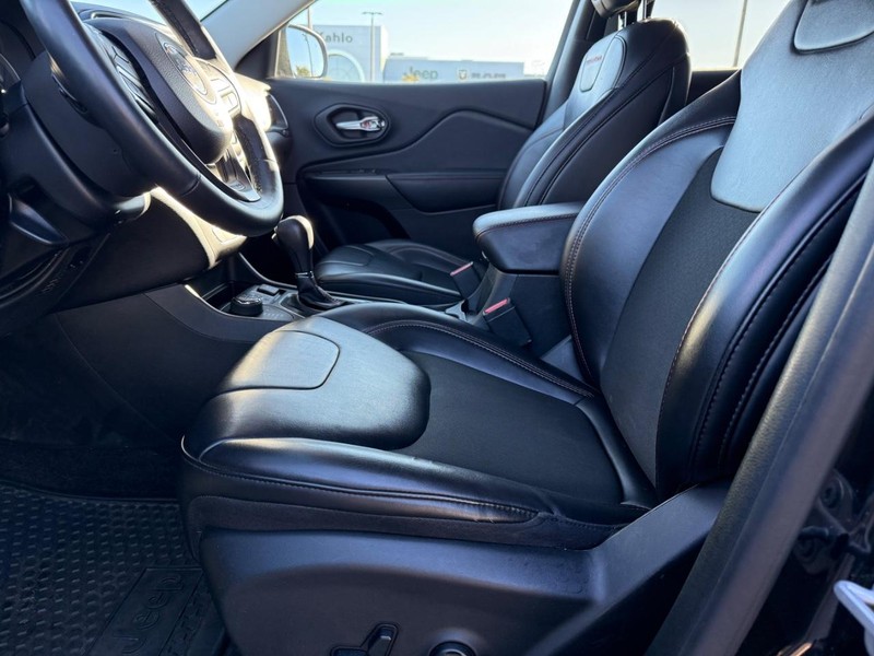 Jeep Cherokee Vehicle Full-screen Gallery Image 17